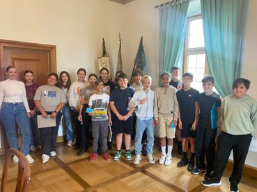 gruppenbild-klasse-6-im-rathaus-