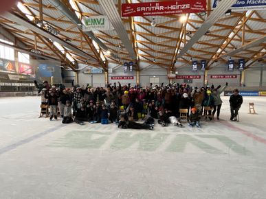 gruppenbild-max-balles-mittelschule-in-der-eishalle-sw